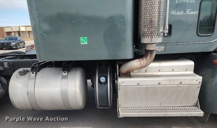 image for item DQ0353 2013 Peterbilt 384  semi truck