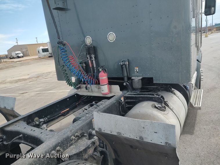 image for item DQ0353 2013 Peterbilt 384  semi truck