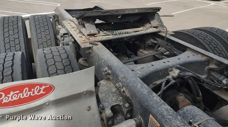 image for item DQ0353 2013 Peterbilt 384  semi truck