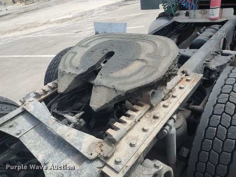 image for item DQ0353 2013 Peterbilt 384  semi truck