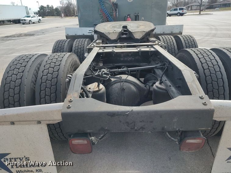 image for item DQ0353 2013 Peterbilt 384  semi truck