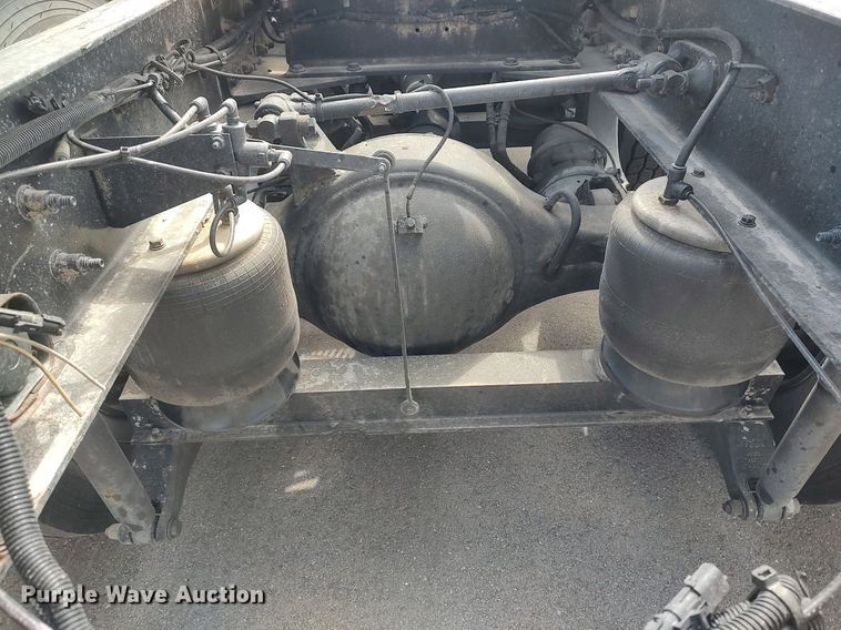 image for item DQ0353 2013 Peterbilt 384  semi truck