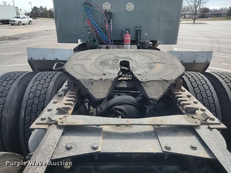 image for item DQ0353 2013 Peterbilt 384  semi truck