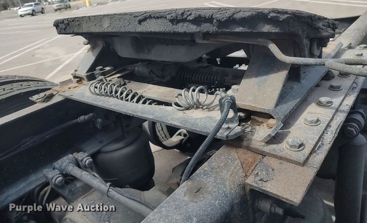 image for item DQ0353 2013 Peterbilt 384  semi truck