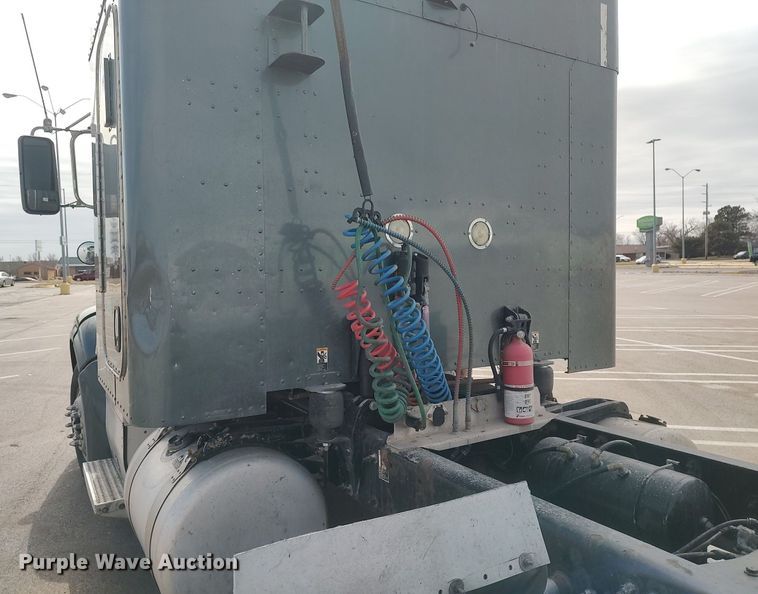 image for item DQ0353 2013 Peterbilt 384  semi truck