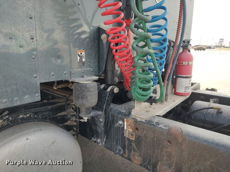 image for item DQ0353 2013 Peterbilt 384  semi truck