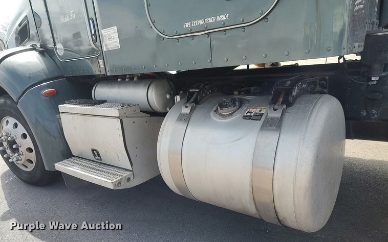 image for item DQ0353 2013 Peterbilt 384  semi truck