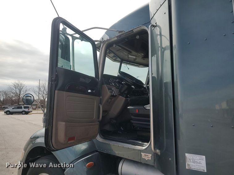 image for item DQ0353 2013 Peterbilt 384  semi truck