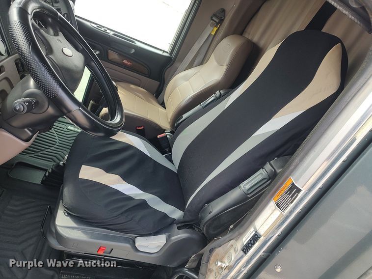 image for item DQ0353 2013 Peterbilt 384  semi truck