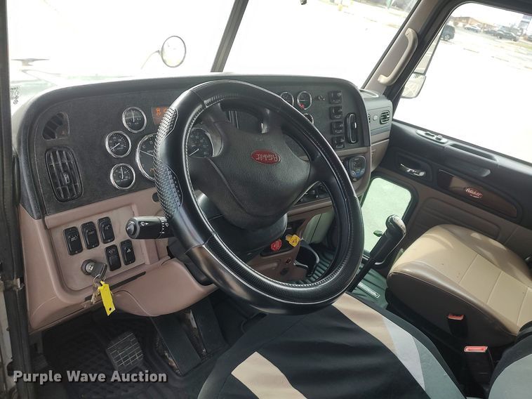 image for item DQ0353 2013 Peterbilt 384  semi truck