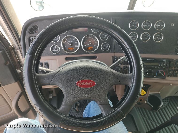 image for item DQ0353 2013 Peterbilt 384  semi truck