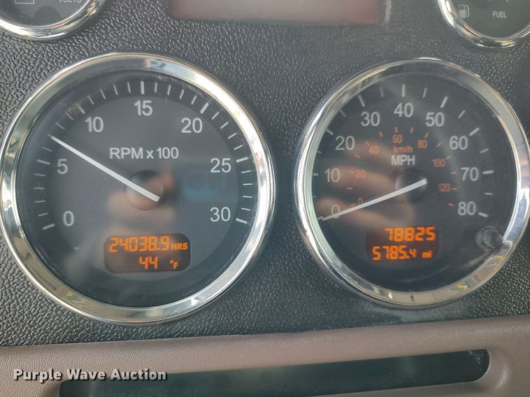 image for item DQ0353 2013 Peterbilt 384  semi truck