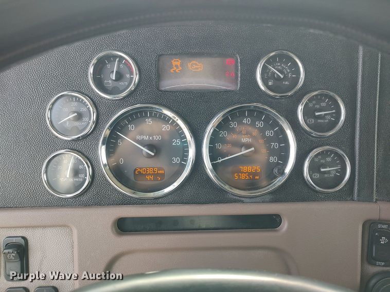 image for item DQ0353 2013 Peterbilt 384  semi truck