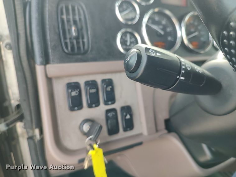 image for item DQ0353 2013 Peterbilt 384  semi truck