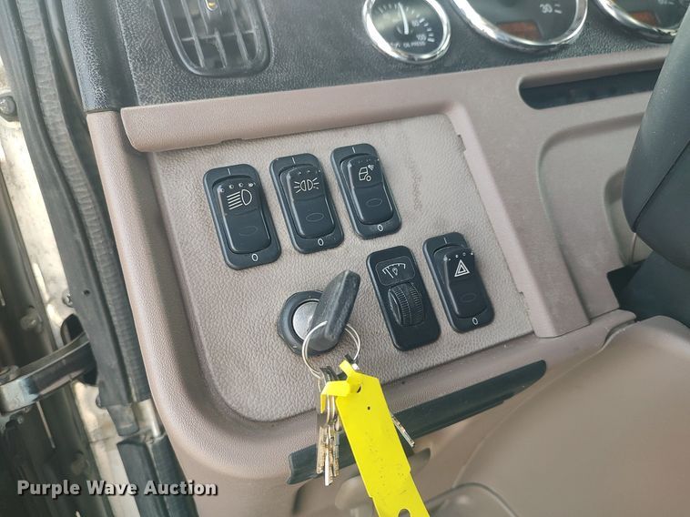 image for item DQ0353 2013 Peterbilt 384  semi truck