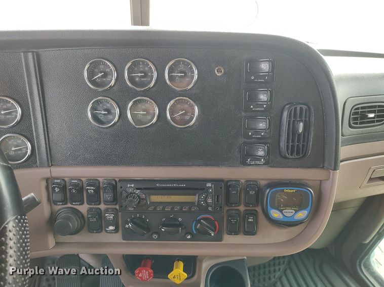 image for item DQ0353 2013 Peterbilt 384  semi truck