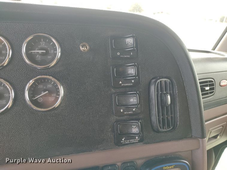 image for item DQ0353 2013 Peterbilt 384  semi truck