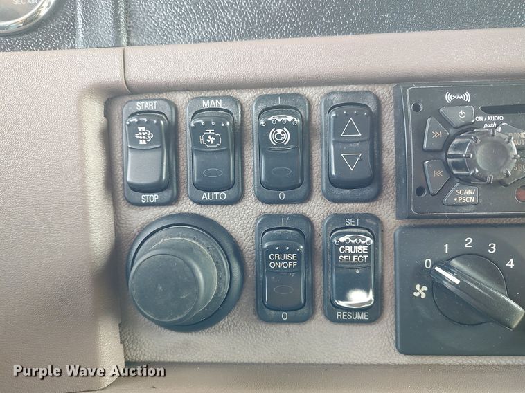 image for item DQ0353 2013 Peterbilt 384  semi truck