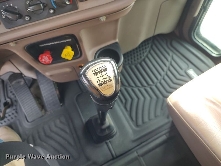 image for item DQ0353 2013 Peterbilt 384  semi truck