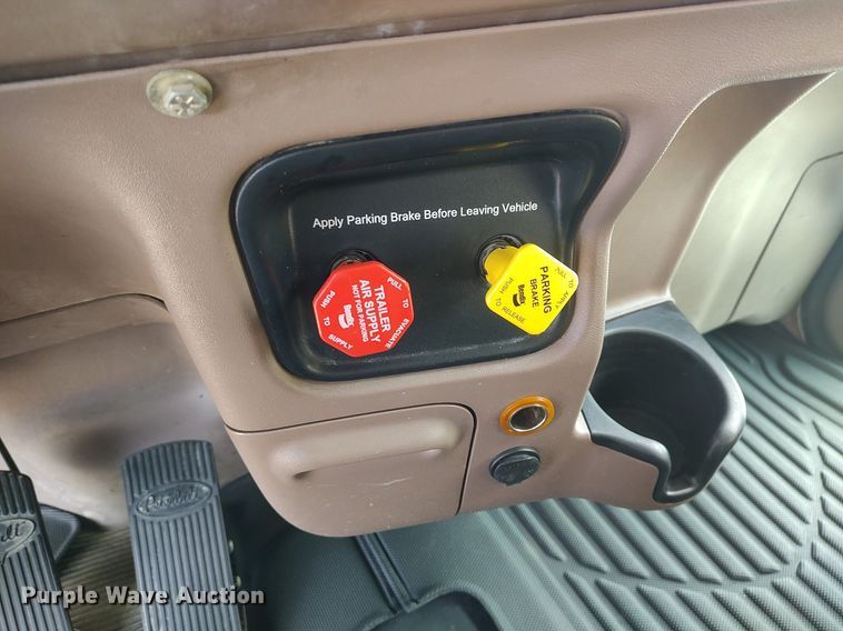 image for item DQ0353 2013 Peterbilt 384  semi truck