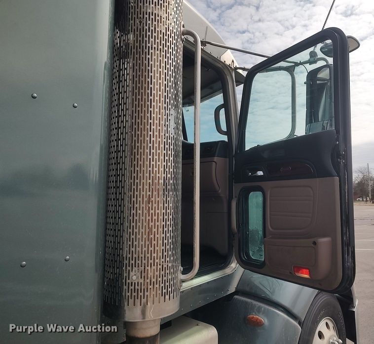 image for item DQ0353 2013 Peterbilt 384  semi truck