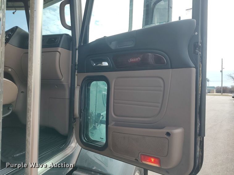 image for item DQ0353 2013 Peterbilt 384  semi truck