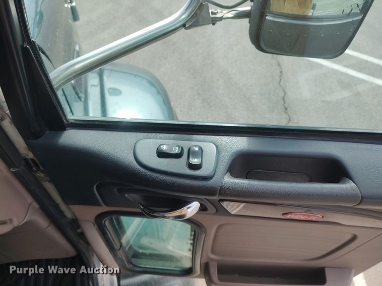 image for item DQ0353 2013 Peterbilt 384  semi truck