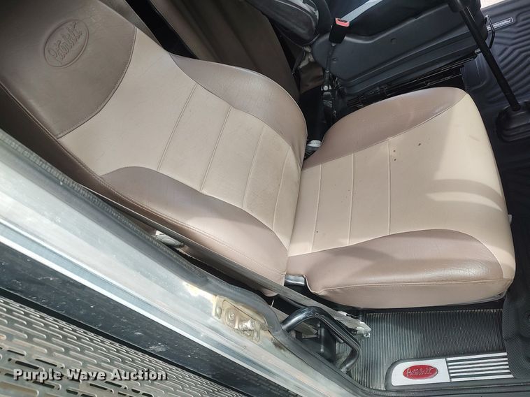 image for item DQ0353 2013 Peterbilt 384  semi truck