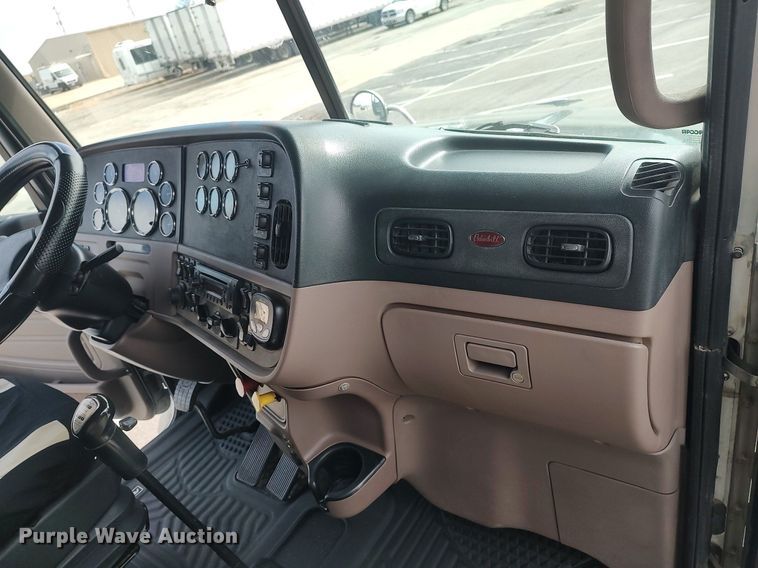 image for item DQ0353 2013 Peterbilt 384  semi truck