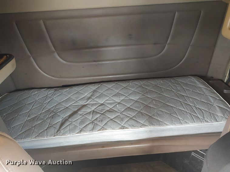 image for item DQ0353 2013 Peterbilt 384  semi truck