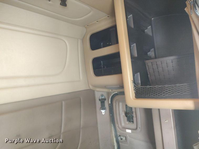 image for item DQ0353 2013 Peterbilt 384  semi truck