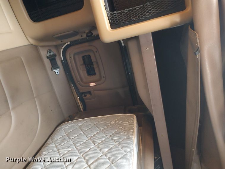 image for item DQ0353 2013 Peterbilt 384  semi truck