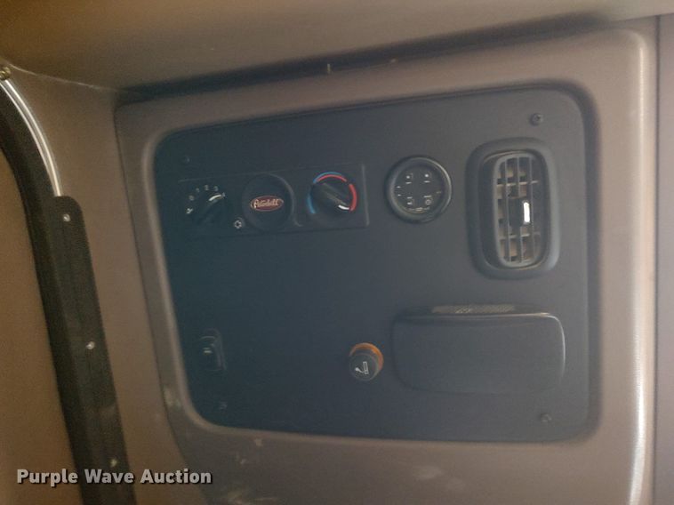 image for item DQ0353 2013 Peterbilt 384  semi truck