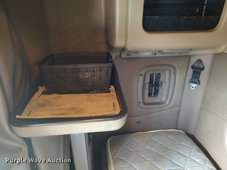 image for item DQ0353 2013 Peterbilt 384  semi truck