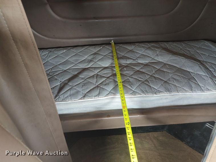 image for item DQ0353 2013 Peterbilt 384  semi truck