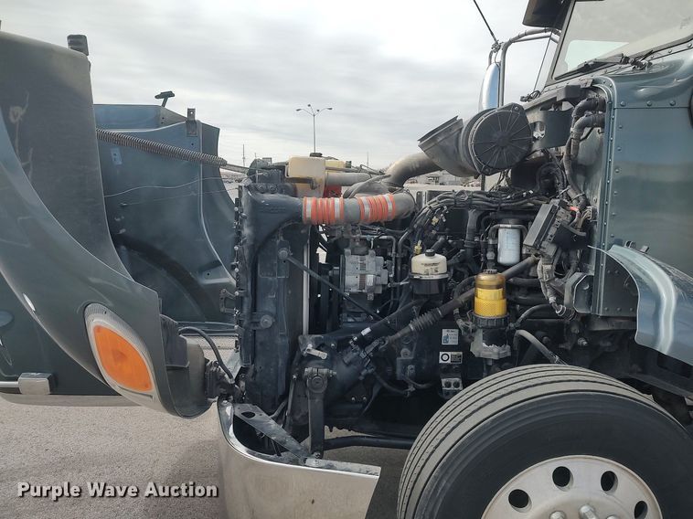 image for item DQ0353 2013 Peterbilt 384  semi truck