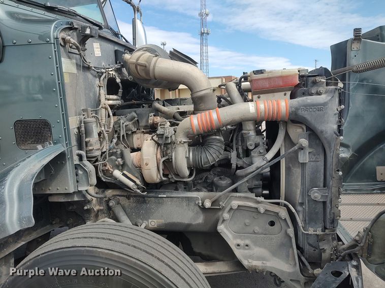 image for item DQ0353 2013 Peterbilt 384  semi truck