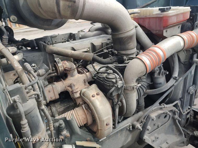 image for item DQ0353 2013 Peterbilt 384  semi truck