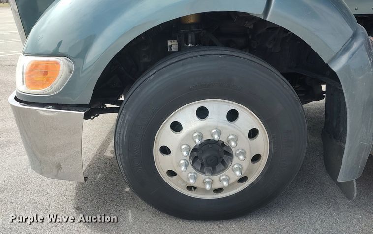 image for item DQ0353 2013 Peterbilt 384  semi truck