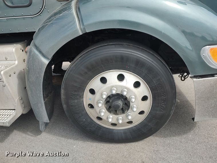 image for item DQ0353 2013 Peterbilt 384  semi truck