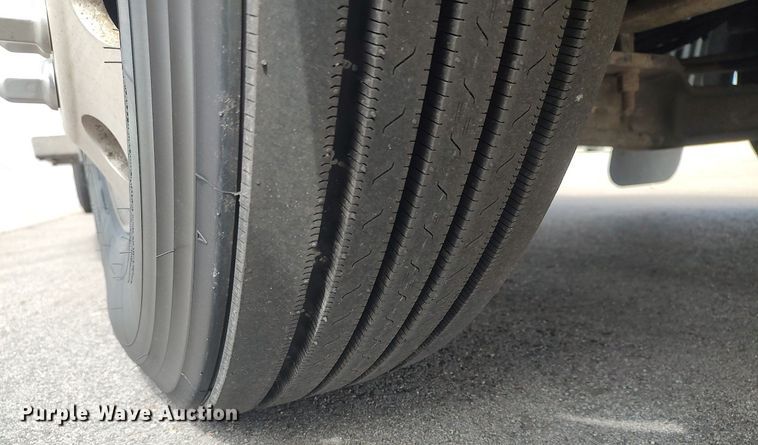 image for item DQ0353 2013 Peterbilt 384  semi truck