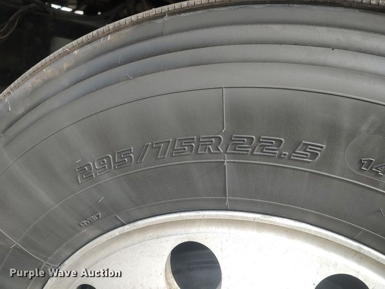 image for item DQ0353 2013 Peterbilt 384  semi truck