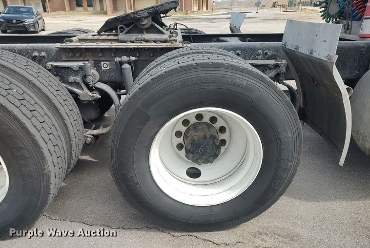 image for item DQ0353 2013 Peterbilt 384  semi truck