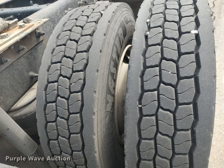 image for item DQ0353 2013 Peterbilt 384  semi truck