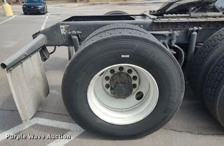 image for item DQ0353 2013 Peterbilt 384  semi truck