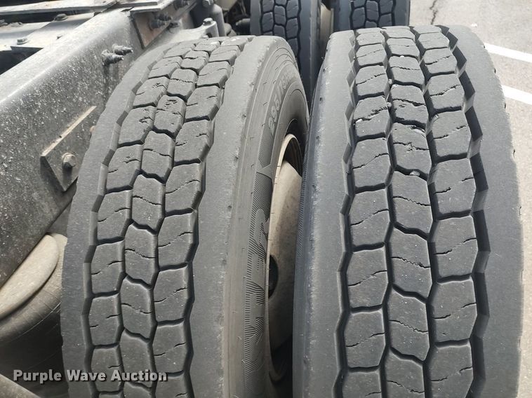 image for item DQ0353 2013 Peterbilt 384  semi truck