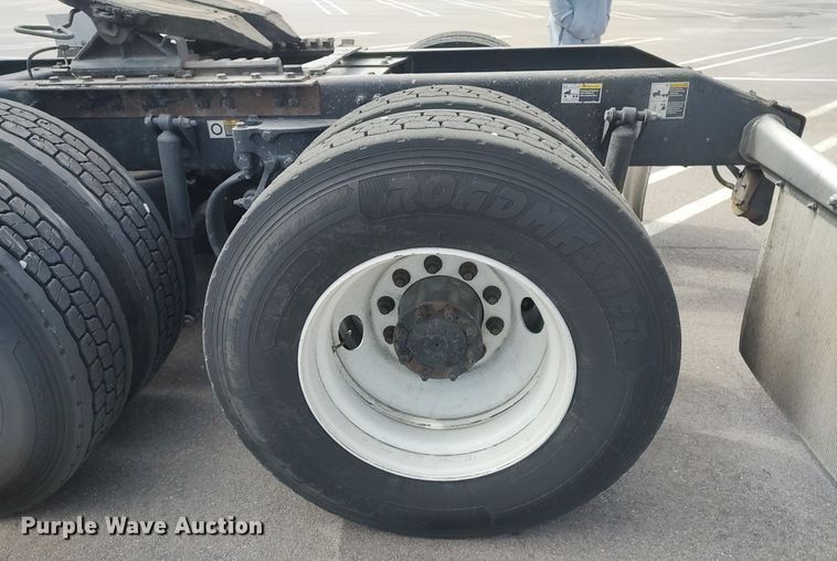 image for item DQ0353 2013 Peterbilt 384  semi truck