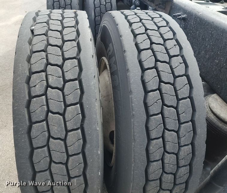 image for item DQ0353 2013 Peterbilt 384  semi truck