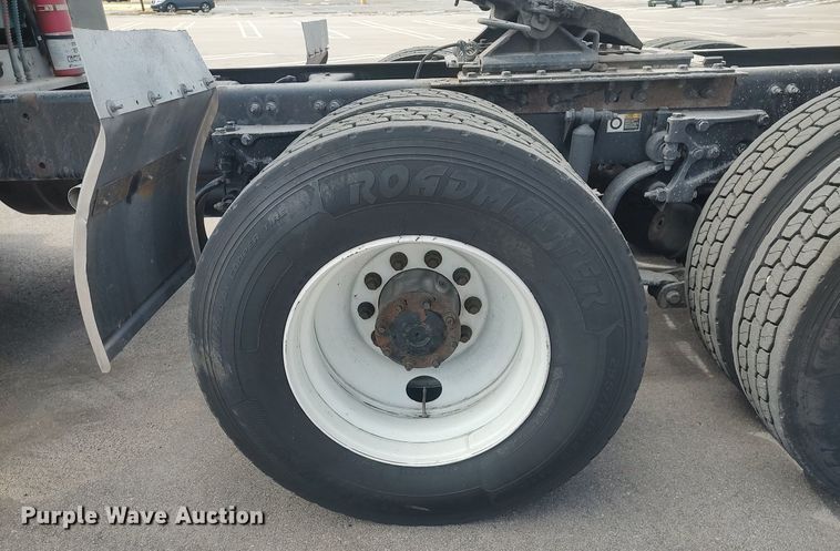 image for item DQ0353 2013 Peterbilt 384  semi truck