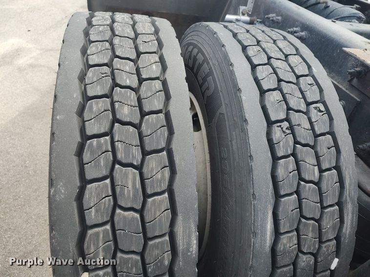 image for item DQ0353 2013 Peterbilt 384  semi truck